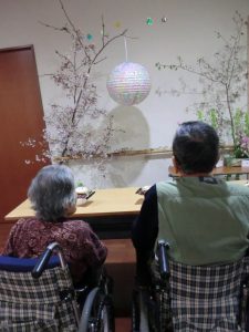 相模原市老人ホーム青根苑のお花見イベントで桜を見ている２人の入居者